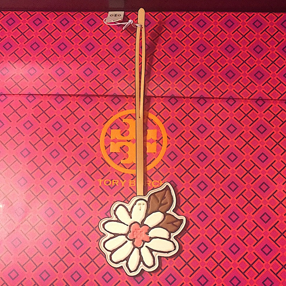 TORY BURCH - WHITE FLOWER CHARM (NWT)